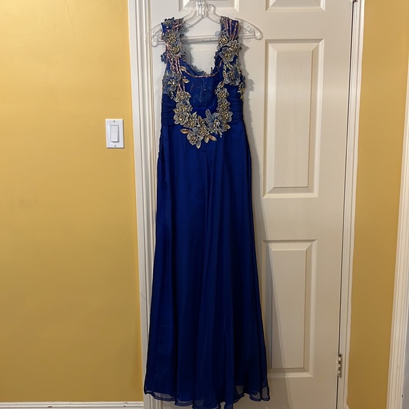 Long dress, light and flowy with flower lace pieces on upper body. - Picture 3 of 4